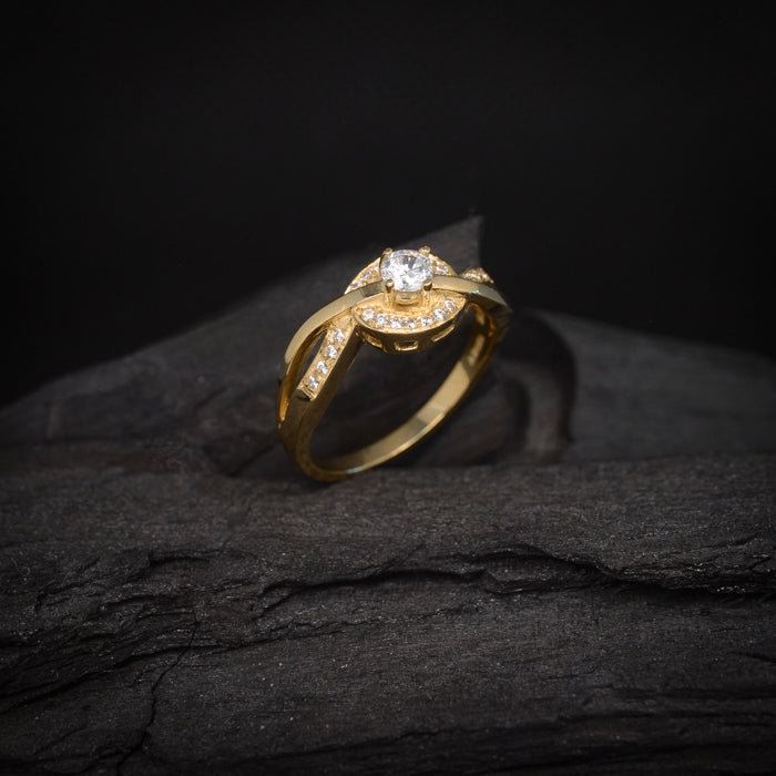 Anillo de compromiso con diamante natural central de .20ct y 30 diamantes naturales laterales elaborado en oro amarillo de 14 kilates