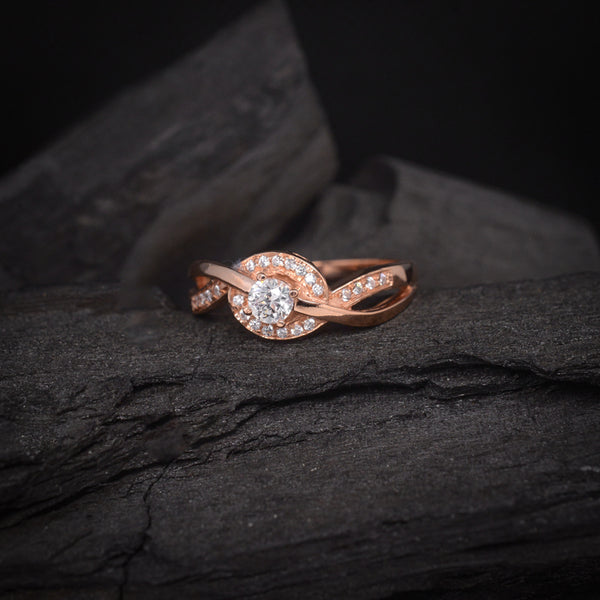 Anillo de compromiso con diamante natural central de .20ct y 30 diamantes laterales elaborado en oro rosa de 14 kilates