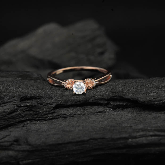 Anillo de compromiso con moissanita de .30ct y 16 diamantes naturales laterales elaborado en oro rosa de 14 kilates