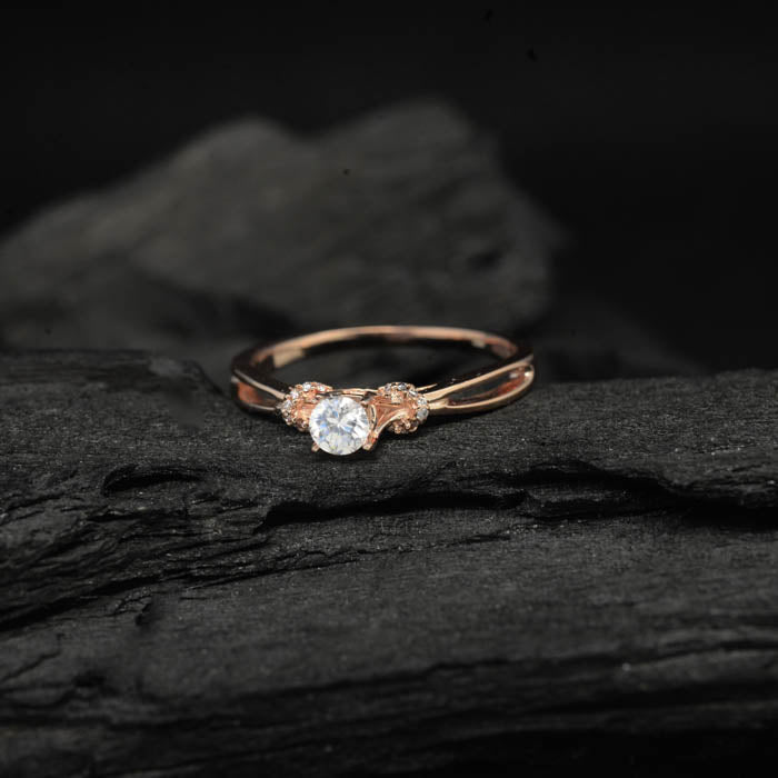 Anillo de compromiso con moissanita de .30ct y 16 diamantes naturales laterales elaborado en oro rosa de 14 kilates