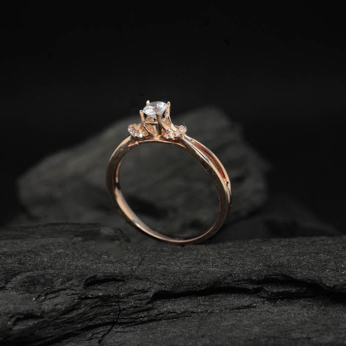 Anillo de compromiso con moissanita de .30ct y 16 diamantes naturales laterales elaborado en oro rosa de 14 kilates
