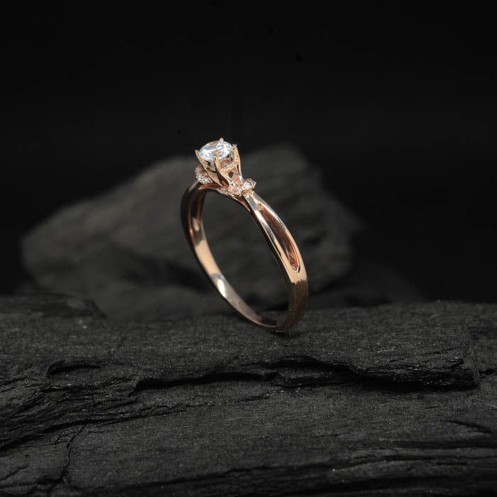 Anillo de compromiso con moissanita de .30ct y 16 diamantes naturales laterales elaborado en oro rosa de 14 kilates