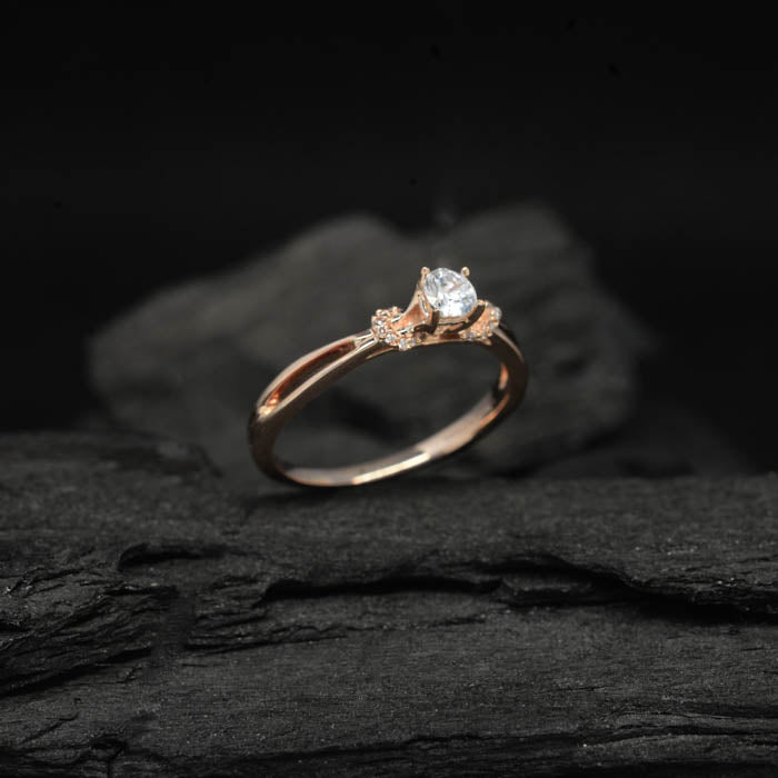 Anillo de compromiso con moissanita de .30ct y 16 diamantes naturales laterales elaborado en oro rosa de 14 kilates