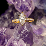 Anillo de compromiso con diamante de laboratorio de 1.0ct corte marquise con certificado IGI y 20 diamantes de laboratorio elaborado en oro amarillo de 14k