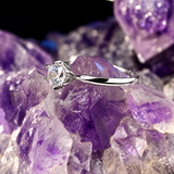 Anillo de compromiso con diamante de laboratorio central de .50ct corte brillante con certificado IGI realizado en oro blanco 14k