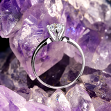 Anillo de compromiso con diamante de laboratorio central de .50ct corte brillante con certificado IGI realizado en oro blanco 14k