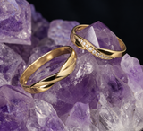 Par de argollas de matrimonio macizas de 4mm y 3mm con incrustación de 9 diamantes naturales (mitad de la pieza) elaboradas en oro amarillo y blanco de 18k