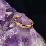 Argolla de matrimonio maciza de 3mm con incrustación de 9 diamantes naturales (mitad de la pieza) elaborada en oro amarillo y blanco de 18k