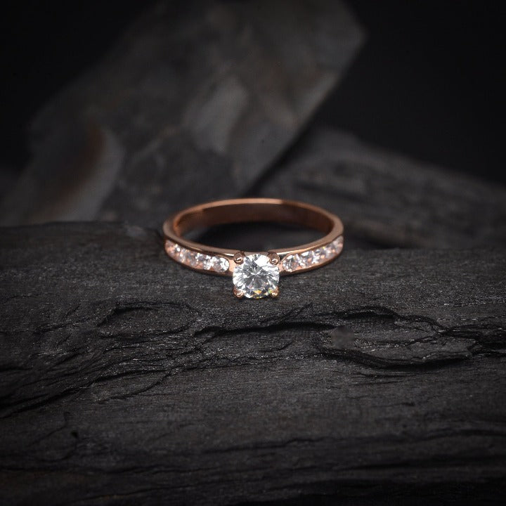 Anillo de compromiso con diamante natural central de .50ct y 10 diamantes naturales laterales elaborado en oro rosa de 14 kilates