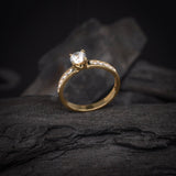 Anillo de compromiso con diamante natural de .50ct y 10 cristales laterales elaborado en oro amarillo de 14 kilates