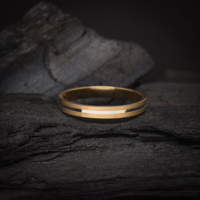 Argolla de matrimonio maciza de 3mm elaborada en oro amarillo y blanco de 14k