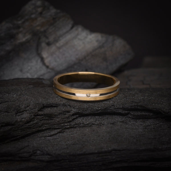 Argolla de matrimonio maciza de 3mm con incrustación de diamante natural de .01ct elaborada en oro amarillo y blanco de 14k