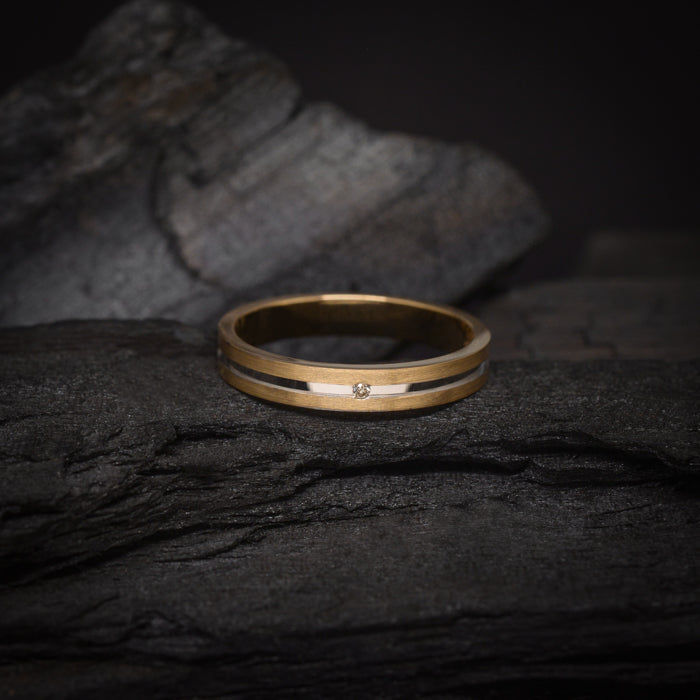 Argolla de matrimonio maciza de 3mm con incrustación de diamante natural de .01ct elaborada en oro amarillo y blanco de 14k