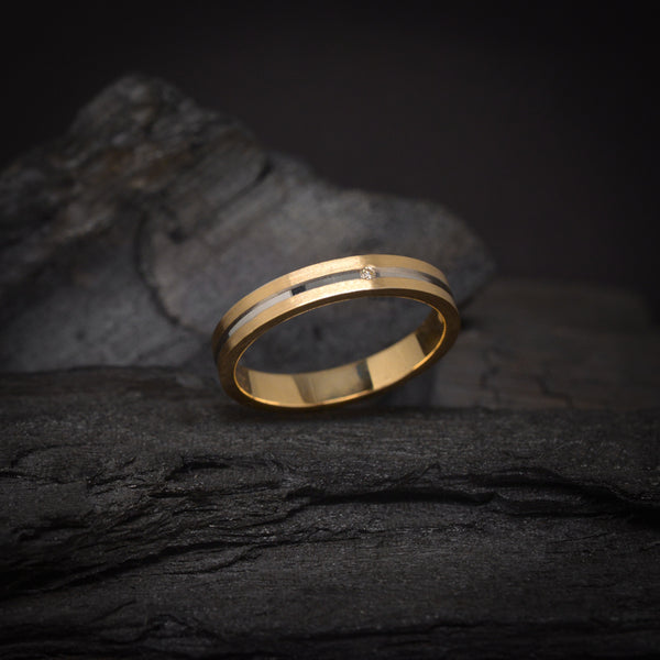 Argolla de matrimonio maciza de 3mm con incrustación de diamante natural de .01ct elaborada en oro amarillo y blanco de 14k