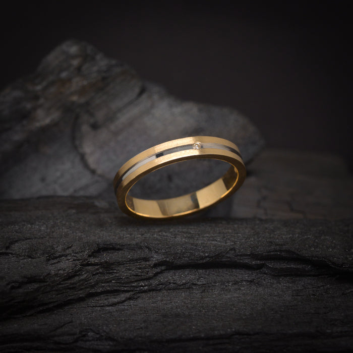 Argolla de matrimonio maciza de 3mm con incrustación de diamante natural de .01ct elaborada en oro amarillo y blanco de 14k