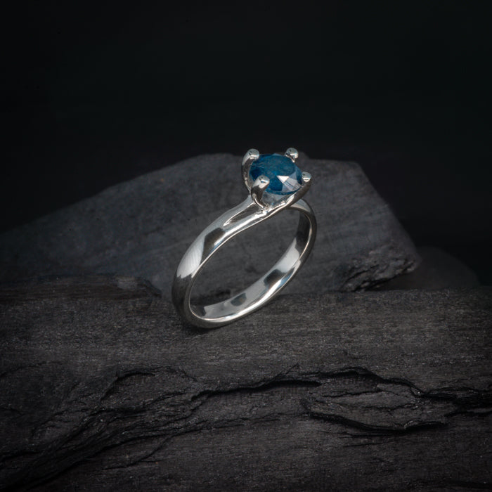 Anillo de compromiso con diamante natural central tono azul de 1.0ct elaborado en oro blanco de 14 kilates