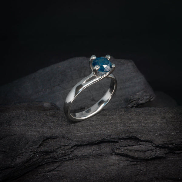 Anillo de compromiso con diamante natural tono azul de 1.0ct elaborado en oro blanco de 18 kilates