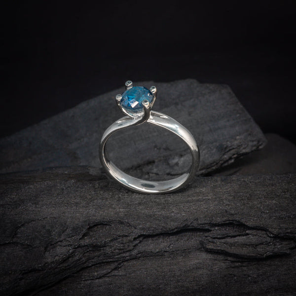 Anillo de compromiso con diamante natural central tono azul de 1.0ct elaborado en oro blanco de 18 kilates