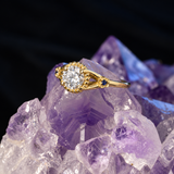 Anillo de compromiso con diamante de laboratorio de .50ct corte brillante con certificado IGI y 2 zafiros naturales laterales elaborado en oro amarillo de 14k