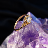 Anillo de compromiso con diamante de laboratorio de .50ct corte brillante con certificado IGI y 2 zafiros naturales laterales elaborado en oro amarillo de 14k