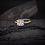 Anillo de compromiso con diamante natural central de .80ct con certificación GIA y 32 diamantes naturales laterales elaborado en oro amarillo de 14 kilates