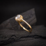 Anillo de compromiso con diamante de laboratorio central de 1.0ct y cristales laterales en oro amarillo de 10 kilates