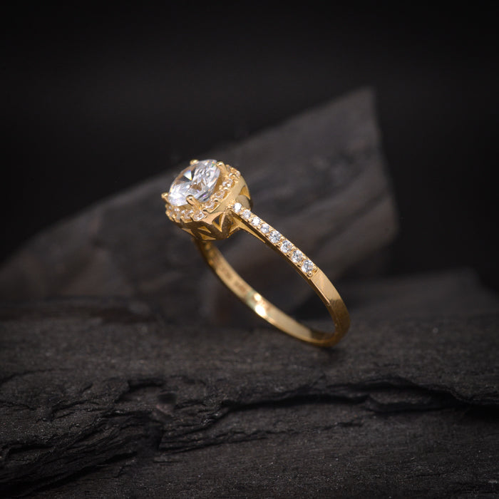 Anillo de compromiso con diamante natural central de 1.0ct con certificación GIA y 32 diamantes naturales laterales elaborado en oro amarillo de 14 kilates