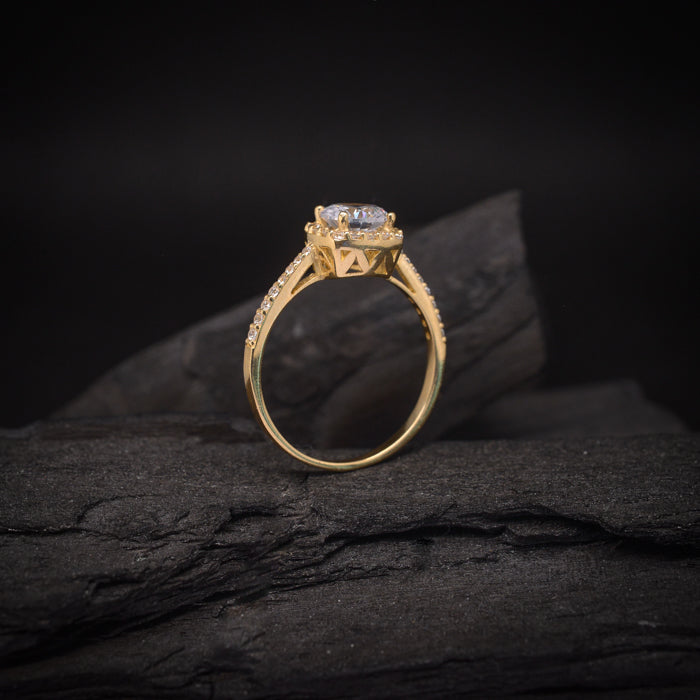 Anillo de compromiso con diamante natural central de 1.0ct con certificación GIA y 32 diamantes naturales laterales elaborado en oro amarillo de 14 kilates