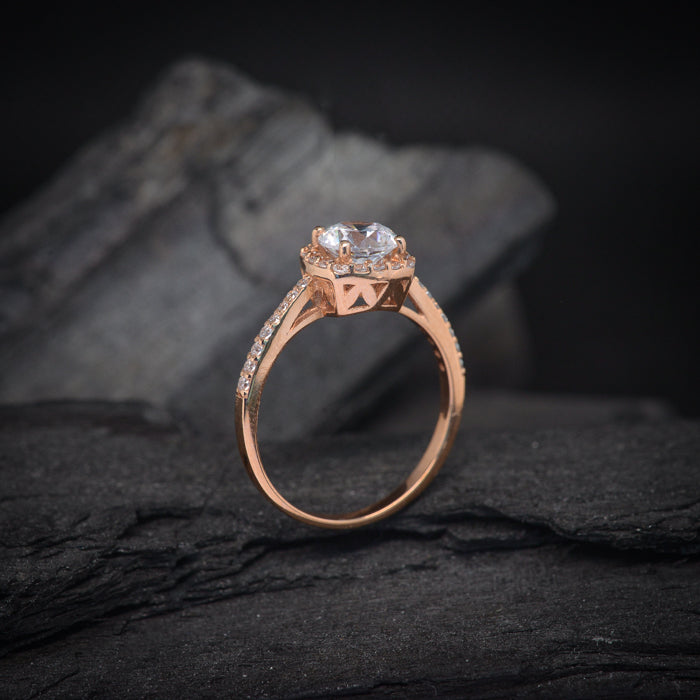 Anillo de compromiso con diamante natural central de .80ct con certificación GIA y 32 diamantes naturales laterales elaborado en oro rosa de 14 kilates