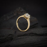 Anillo de compromiso con moissanita de .50ct con certificado GRA y 33 diamantes naturales laterales elaborado en oro amarillo de 14 kilates