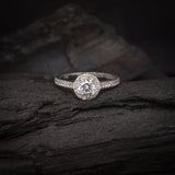 Anillo de compromiso con diamante natural central de .50ct corte brillante con certificado IGI y 27 cristales laterales elaborado en oro blanco de 14k