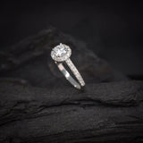 Anillo de compromiso con diamante natural central de .50ct corte brillante con certificado IGI y 27 cristales laterales elaborado en oro blanco de 14k