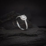 Anillo de compromiso con diamante natural central de .50ct corte brillante con certificado IGI y 27 cristales laterales elaborado en oro blanco de 14k