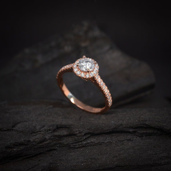 Anillo de compromiso con diamante natural central de .50ct con certificación GIA y 33 diamantes naturales laterales elaborado en oro rosa de 14 kilates