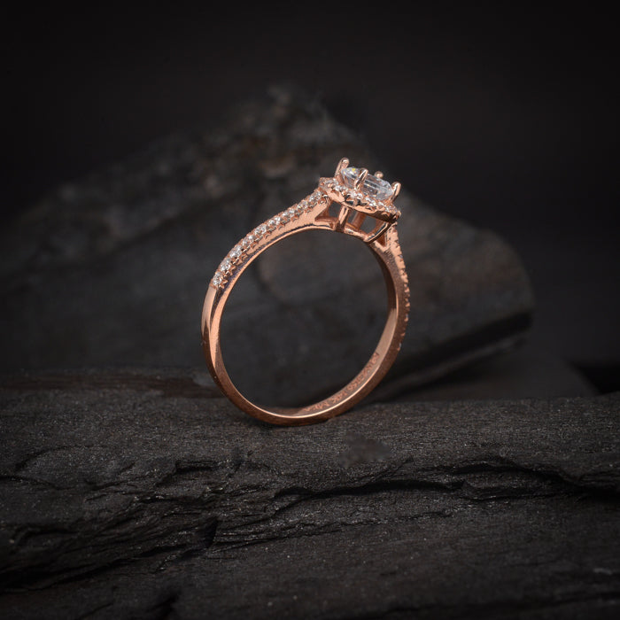 Anillo de compromiso con diamante natural central de .50ct y 33 diamantes naturales laterales elaborado en oro rosa de 14 kilates