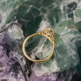 Anillo de compromiso con diamante de laboratorio de 1.0ct corte oval con certificado IGI y 4 diamantes de laboratorio laterales elaborado en oro amarillo 14k