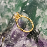 Anillo de compromiso con diamante de laboratorio de 1.0ct corte oval con certificado IGI y 4 diamantes de laboratorio laterales elaborado en oro amarillo 14k