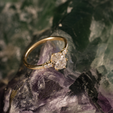 Anillo de compromiso con diamante de laboratorio de 1.0ct corte oval con certificado IGI y 4 diamantes de laboratorio laterales elaborado en oro amarillo 14k