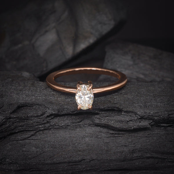 Anillo de compromiso con diamante natural central de .65ct con certificación GIA elaborado en oro rosa de 14 kilates