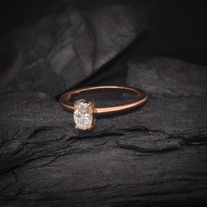 Anillo de compromiso con diamante natural central de .65ct con certificación GIA elaborado en oro rosa de 18 kilates