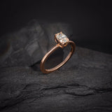 Anillo de compromiso con diamante natural de .60ct corte oval con certificación GIA elaborado en oro rosa de 14k