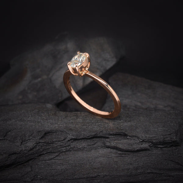 Anillo de compromiso con diamante natural central de .65ct con certificación GIA elaborado en oro rosa de 14 kilates