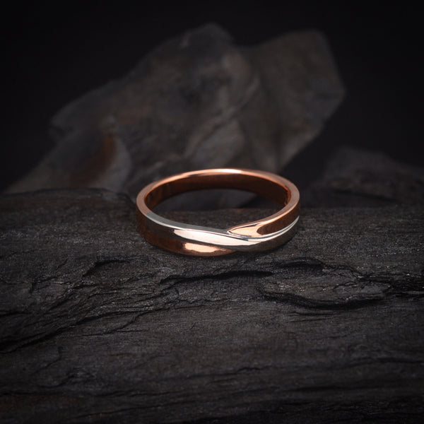 Argolla de matrimonio maciza de 4mm elaborada en oro rosa y blanco de 10k