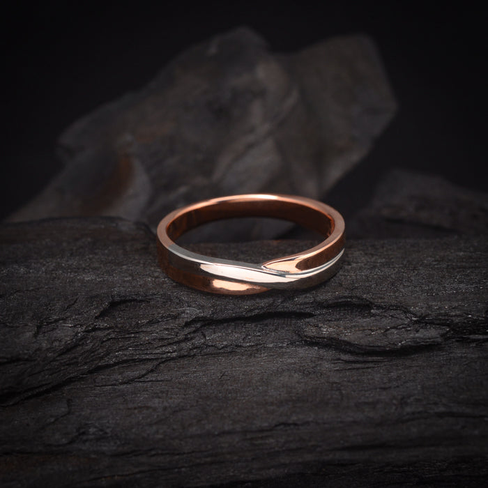 Par de argollas de matrimonio macizas de 4mm con diamantes naturales .15ct en oro rosa y blanco de 18 kilates