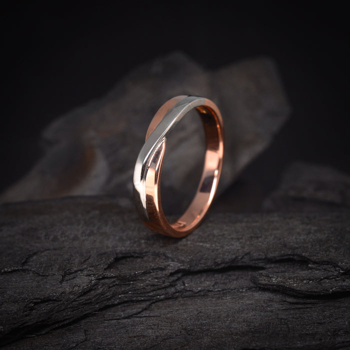 Argolla de matrimonio maciza de 4mm elaborada en oro rosa y blanco de 14k