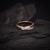 Argolla de matrimonio maciza de 4mm con incrustación de cristales (mitad de la pieza) elaborada en oro rosa y blanco de 14k