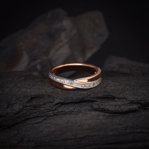 Argolla de matrimonio maciza de 4mm con incrustación de cristales (mitad de la pieza) elaborada en oro rosa y blanco de 10k