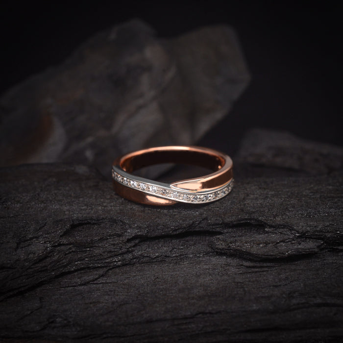 Par de argollas de matrimonio macizas de 4mm con diamantes naturales .15ct en oro rosa y blanco de 14 kilates