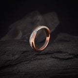 Argolla de matrimonio maciza de 4mm con incrustación de cristales (mitad de la pieza) elaborada en oro rosa y blanco de 14k