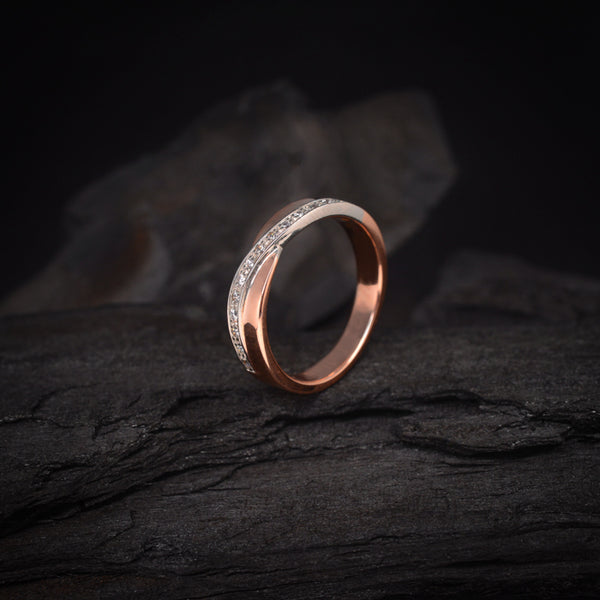 Argolla de matrimonio maciza de 4mm con incrustación de cristales (mitad de la pieza) elaborada en oro rosa y blanco de 10k